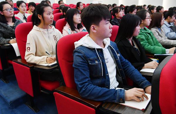 学生们认真听记___.jpg