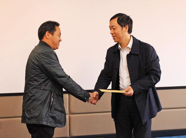 校长蔡建辉（右）为困难教工发慰问金__.jpg