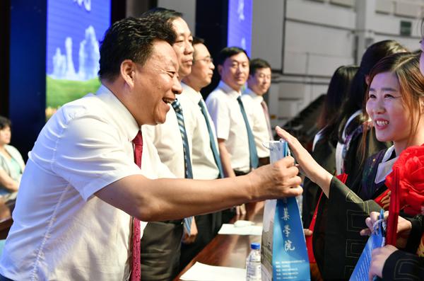 校领导为获奖学生颁奖___.jpg