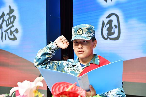 5、应征入伍学生代表沈鑫发言并领誓___.jpg