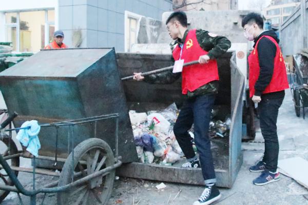 志愿者帮忙倒垃圾__.jpg