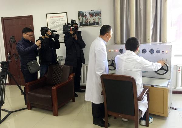 媒体记者到学校低压低氧与健康研究中心实地采访___.jpg