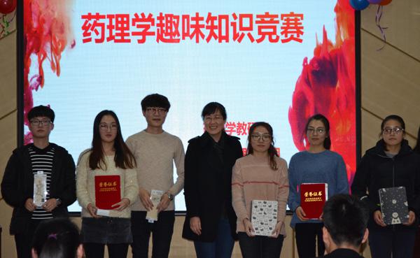 范红艳主任(中)与一等奖、二等奖队伍合影留念__.jpg