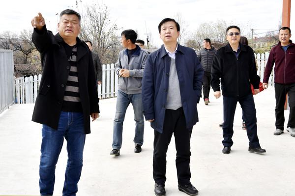 走访队一行参观桃园村部新貌___.jpg