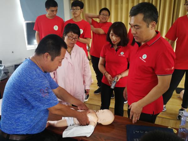 志愿团为村民普及自救知识.jpg