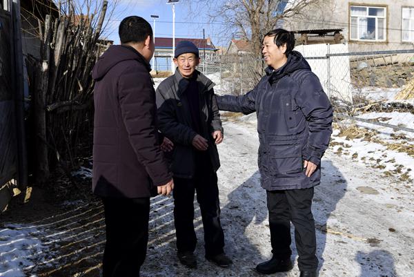 离别前，村民们依依不舍___.jpg