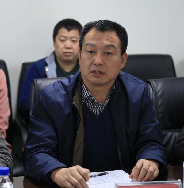 王柳行校长主持会议.jpg
