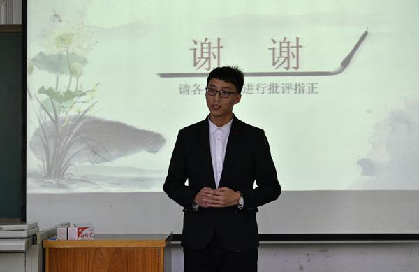 学生在答辩__.jpg