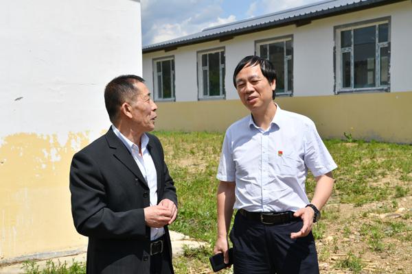 2蔡建辉校长与肉牛养殖专家柳春喜在交谈__.jpg