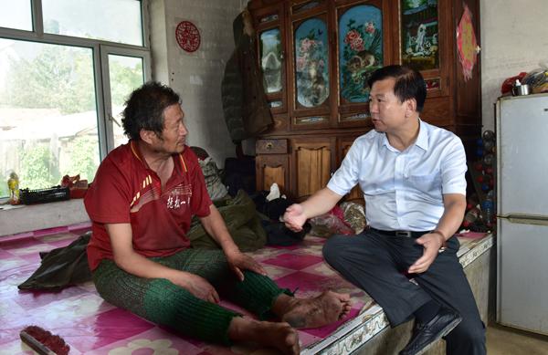 1郑永奎书记与扶贫包保户交谈__.jpg