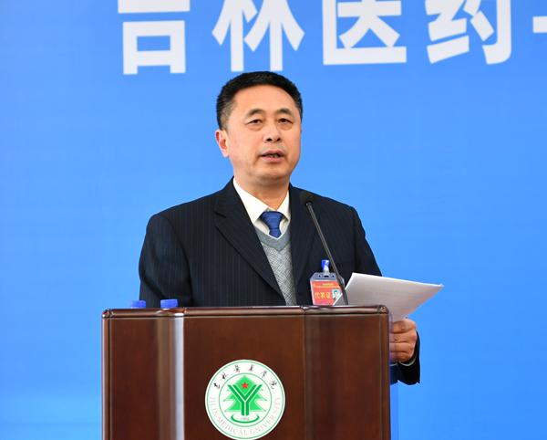 学校党委副书记张印主持大会__.jpg