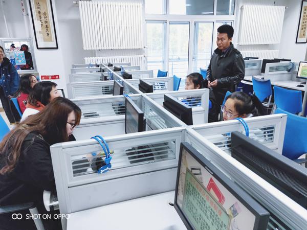 陈洪斌副处长指导学生作答__.jpg