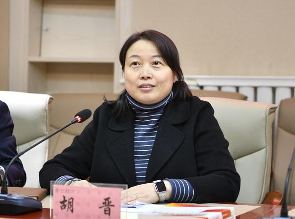 校团委书记胡晋宣读文件__.jpg