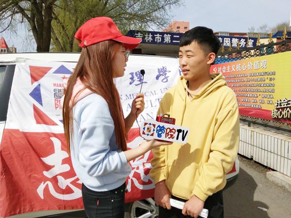 热心市民接受采访__.jpg