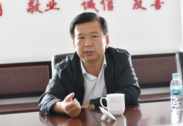 3、郑书记听取镇党委情况介绍.JPG