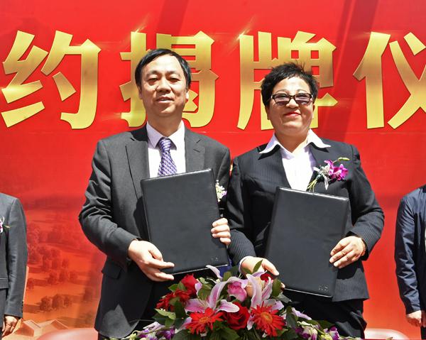 3我校校长蔡建辉（左）与吉林市精心康复医院院长张跃霞（右）签署建立教学医院合作协议.jpg
