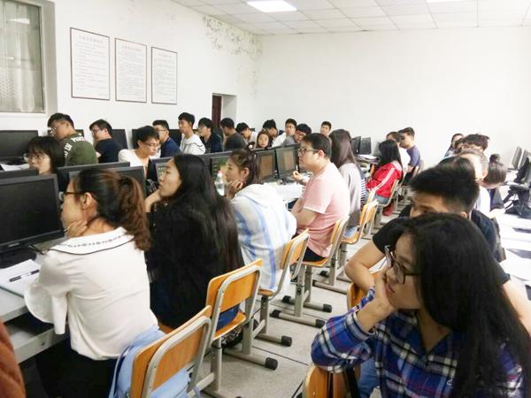 同学们认真听讲__.jpg