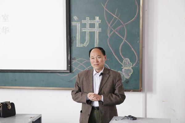 王敬华教介绍实验室__.jpg