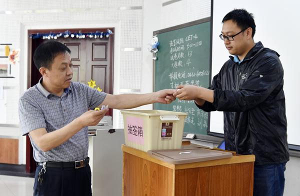 纪检监察审计处处长陈国辉现场抽取考官___.jpg