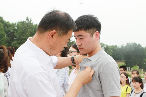 佩戴党徽__.jpg