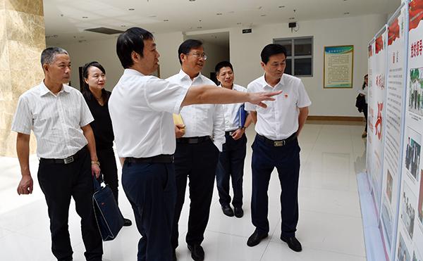 校领导陪同省委第十巡回指导组领导参观学校办学成果展___.jpg