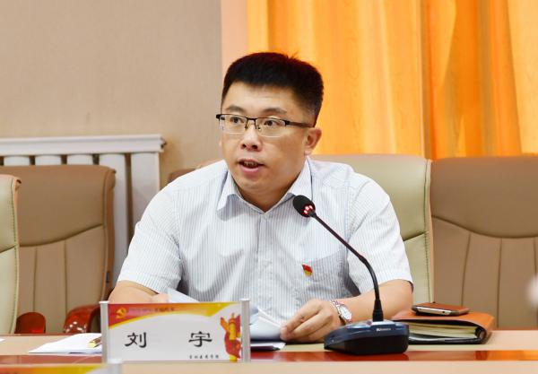 2.学校党委组织部部长刘宇解读相关文件.JPG