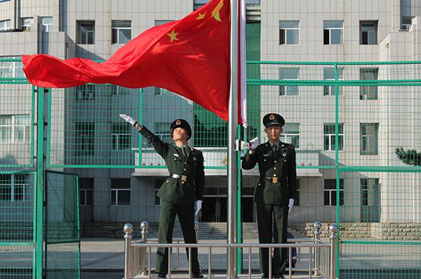 7庄严升旗__.jpg