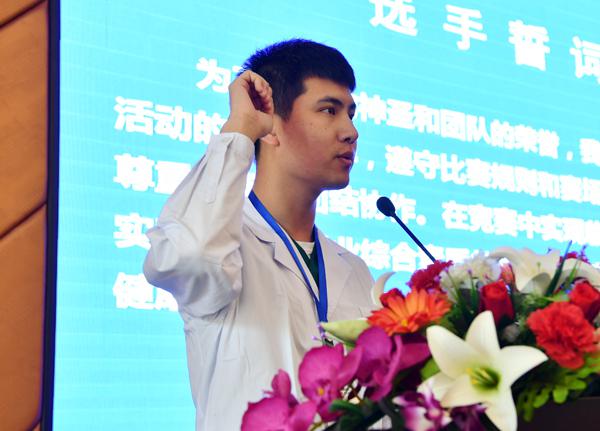 我校选手丁浩然同学代表参赛选手宣誓___.jpg