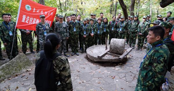 6 学员们听党校老师讲解抗联密营的形成及作用___.jpg