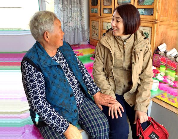 走访队成员入户慰问贫困村民___.jpg