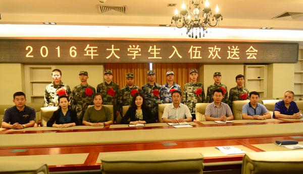 与会人员合影留念__.jpg