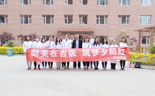 王院长与志愿者合影__.jpg