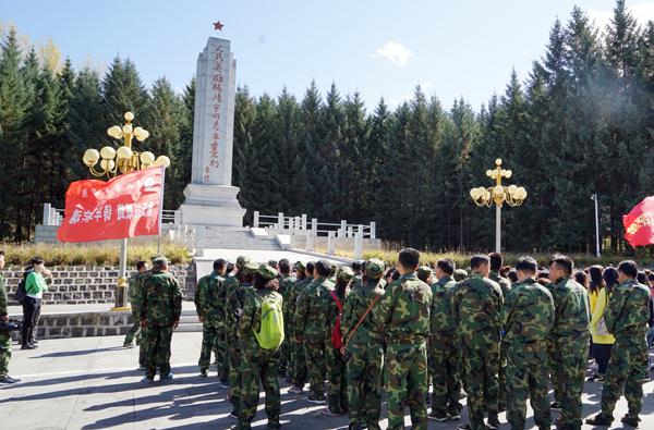 7 学员们在纪念塔前认真聆听杨靖宇将军抗战故事___.jpg