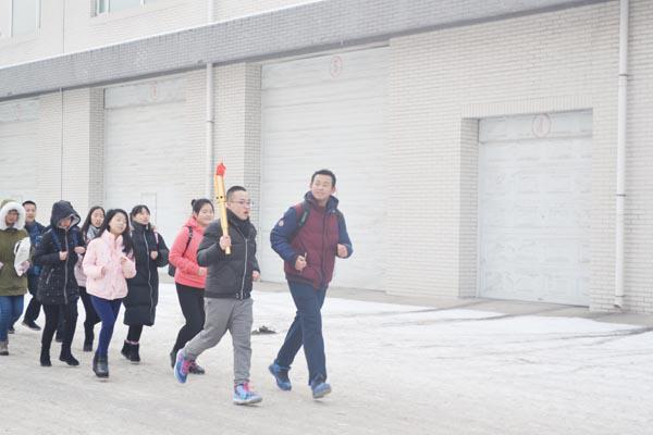 管理学院学生会主席带领学生完成传递任务__.jpg