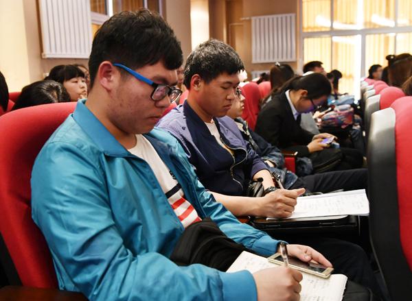 学生们认真听记___.jpg