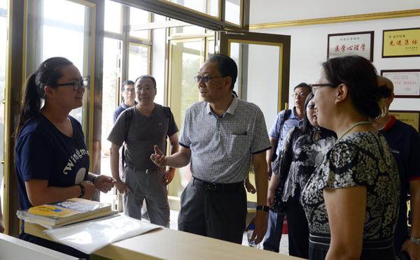 5参观应用心理学院___.jpg