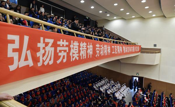 表彰气氛浓重热烈___.jpg