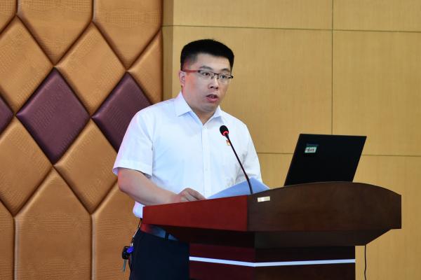 学校党委组织部部长刘宇主持开班仪式_.jpg