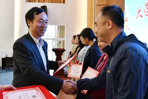 学校校长蔡建辉为“学习筑梦班”导师颁发聘书___.jpg