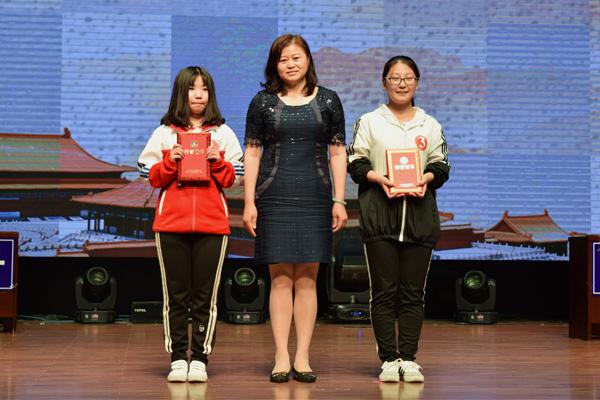 马克思主义学院院长姜淑兰为二等奖获奖团队代表颁奖__.jpg