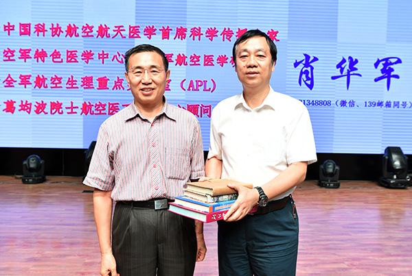 蔡建辉校长代表学校接受肖华军赠品___.jpg