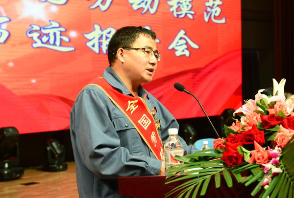 劳模毛玉刚作报告___.jpg