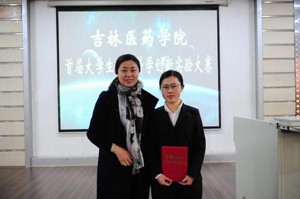 学生工作部部长杨红为一等奖获得者颁奖__.jpg
