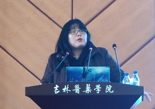 张育萍教授作演讲__.jpg