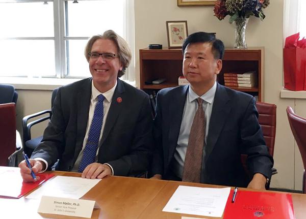 郑永奎书记（右）与圣约翰大学副校长签署协议___.jpg