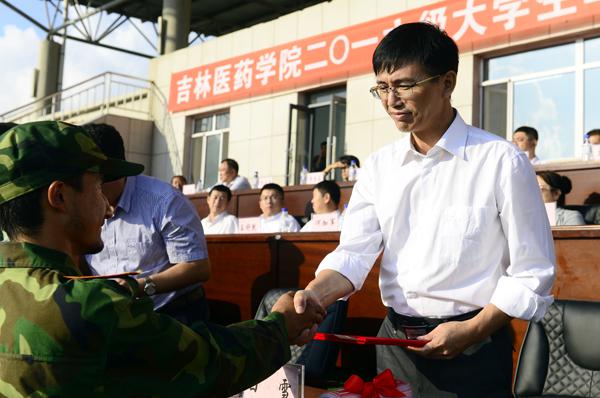 白雪纪委书记为获奖者颁奖___.jpg