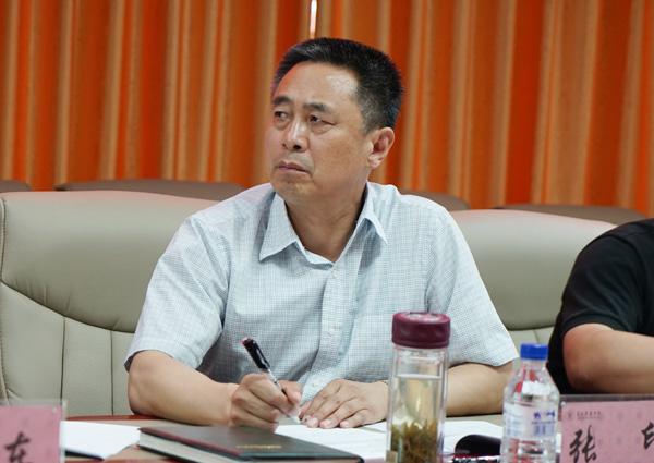 党委副书记张印认真评审__.jpg