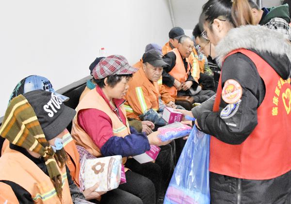 志愿者发慰问品__.jpg