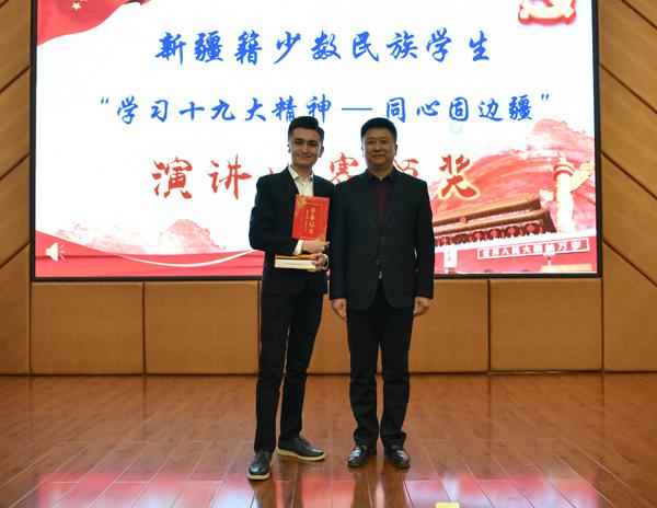 领导为一等奖获得者颁奖__.jpg