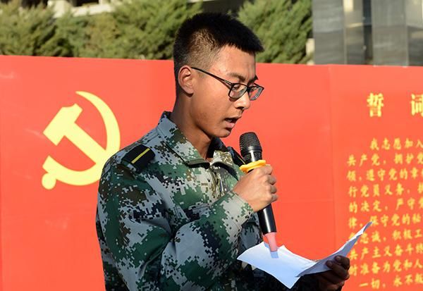 学生代表领宣誓词_.jpg